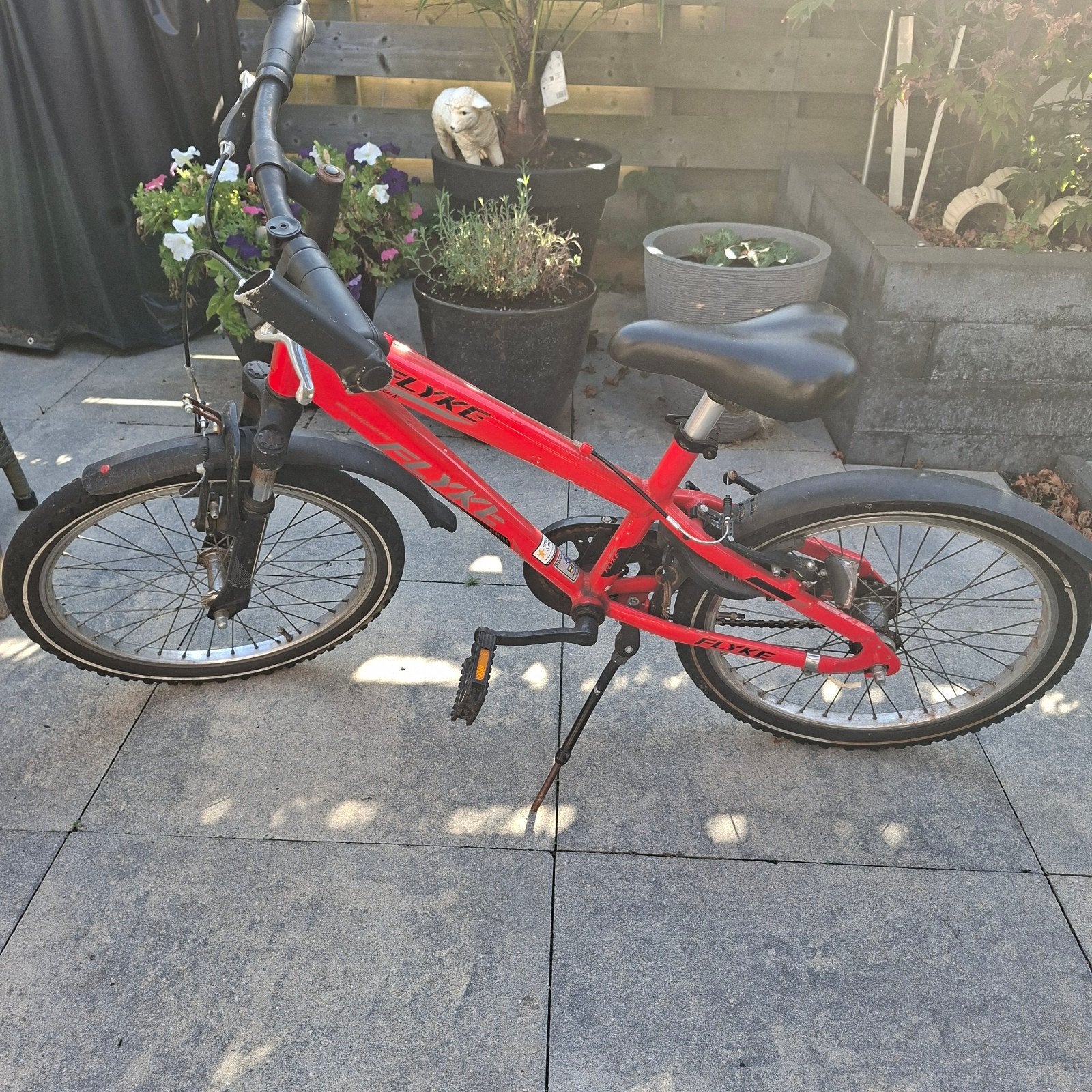 Rode jongens fiets Flyke, Fietsen en Brommers, Terugtraprem, Gebruikt, 16 tot 18 inch, Ophalen