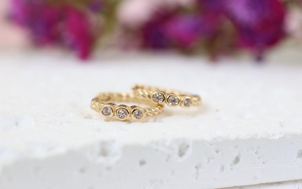 14 Karaat Gouden Gedraaide Creolen Met Zirkonia, Sieraden, Tassen en Uiterlijk, Oorbellen, Zo goed als nieuw, Goud, Goud, Ophalen of Verzenden
