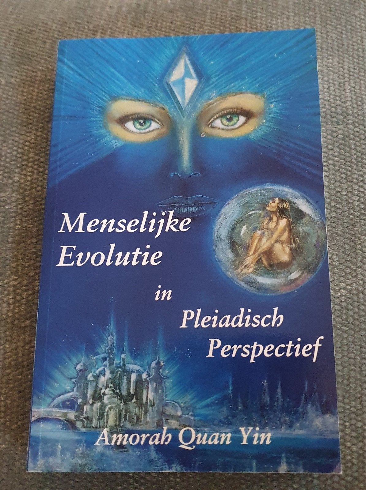 Amorah Quan Yin menselijke evolutie Pleiadisch perspectief, Boeken, Ophalen of Verzenden, Gelezen, Achtergrond en Informatie