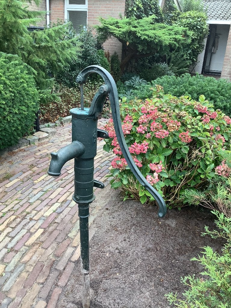 Oude gietijzeren zwengelpomp, Tuin en Terras, Ophalen, Gebruikt, Metaal, Overige typen