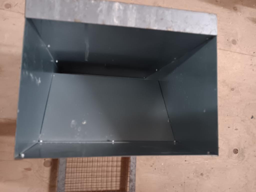 Trapbak voor kippenvoer 2euro, Ophalen, Gebruikt, Drinken en Voederen