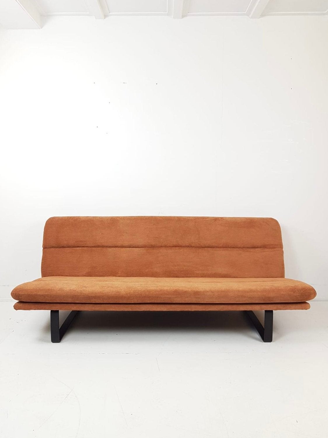 Artifort Kho Liang Le sofa bruin | terra, Huis en Inrichting, Banken | Sofa's en Chaises Longues, Modern vintage, ., Driepersoons