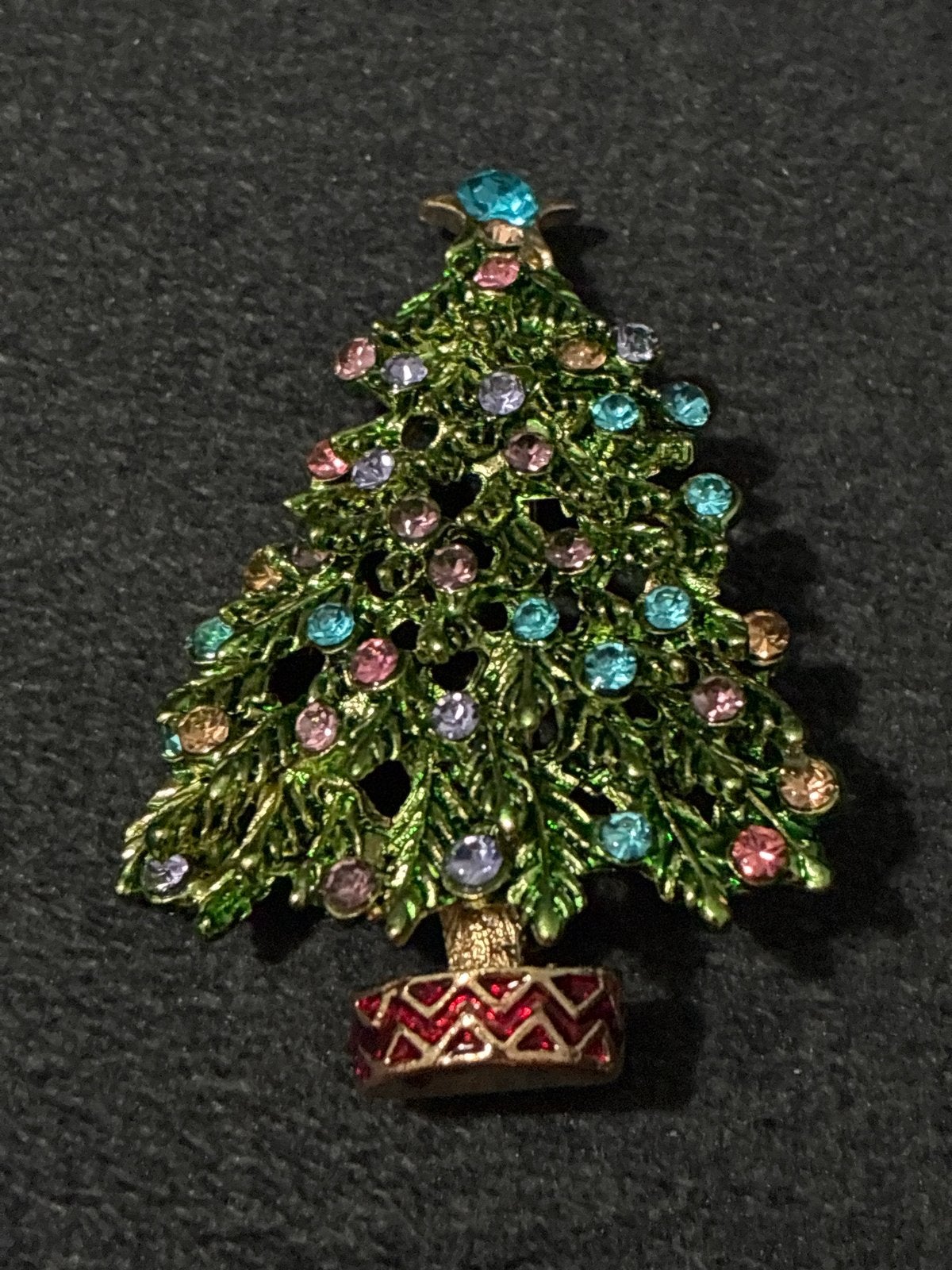 Kerstboom Broche met Kleurrijke Strass Steentjes, Overige materialen, 4 tot 7 cm, Ophalen of Verzenden, Zo goed als nieuw