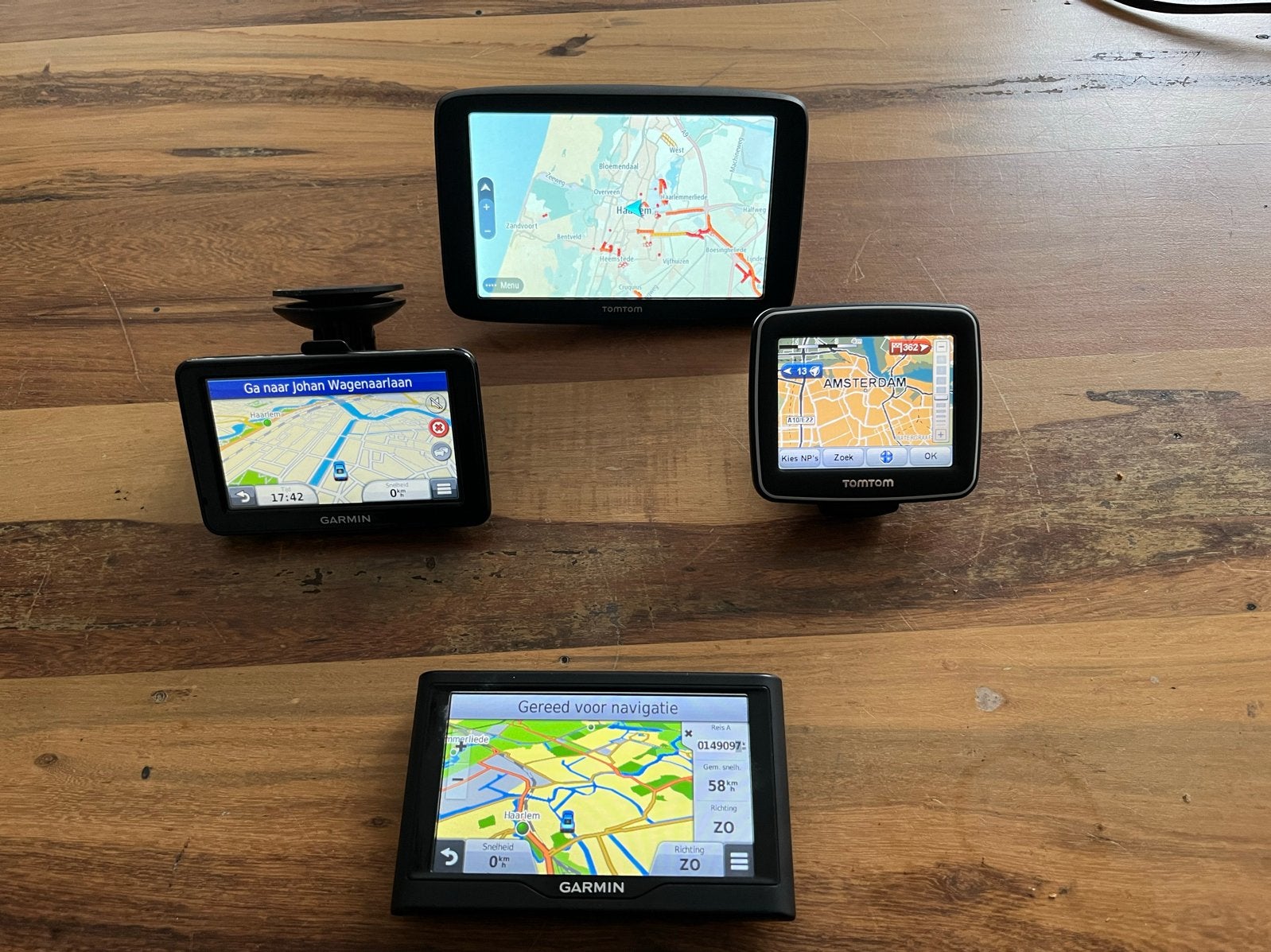 4  navigatiesystemen: 2 TomTom, 2 Garmin, Ophalen of Verzenden, Gebruikt