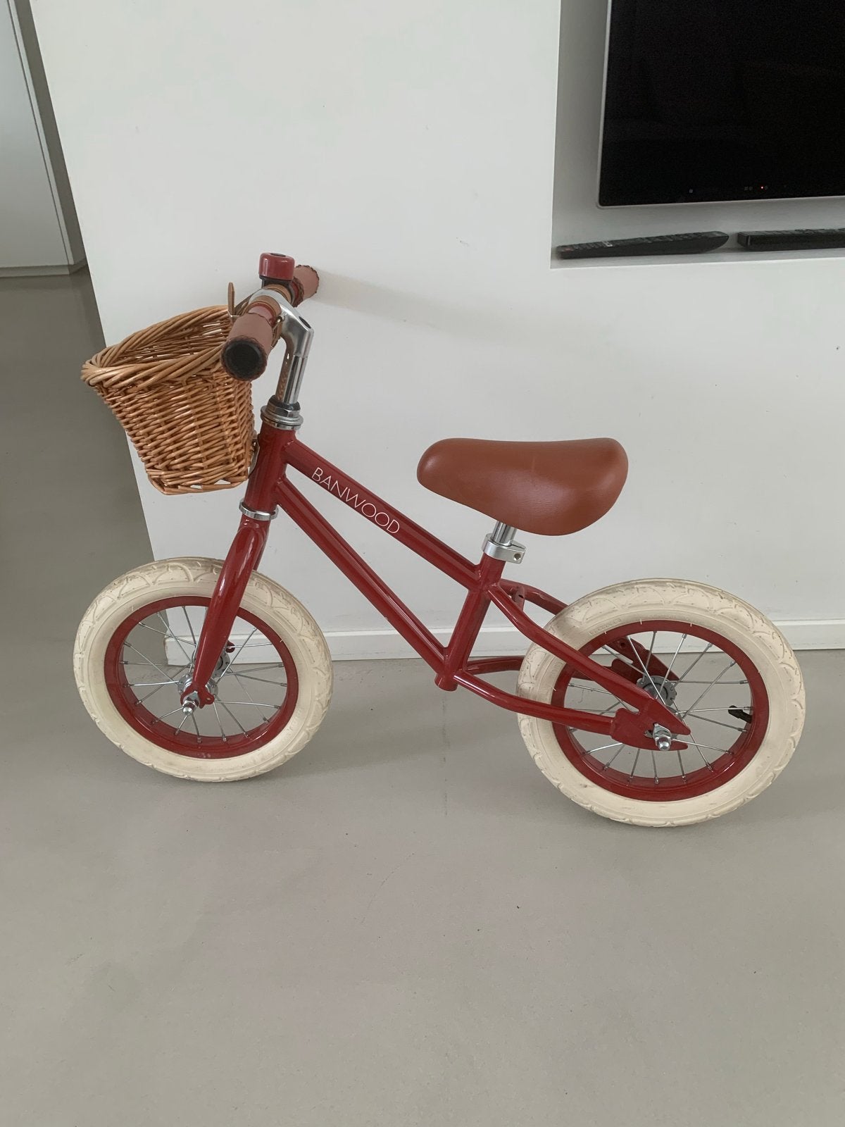Banwood kinderloopfiets rood met rieten mandje, Fietsen en Brommers, Ophalen of Verzenden, Zo goed als nieuw, Minder dan 16 inch