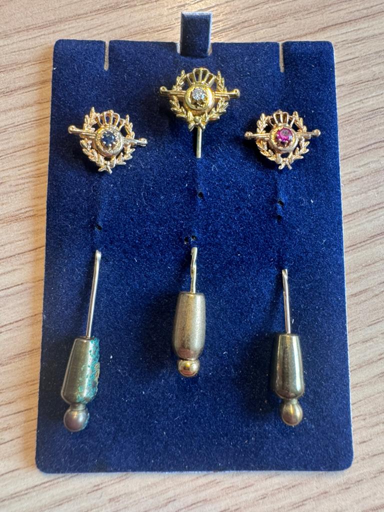 Set van 3 gouden reversspeldjes met edelstenen, Verzamelen, Ophalen of Verzenden, Zo goed als nieuw, Overige onderwerpen, Speldje of Pin