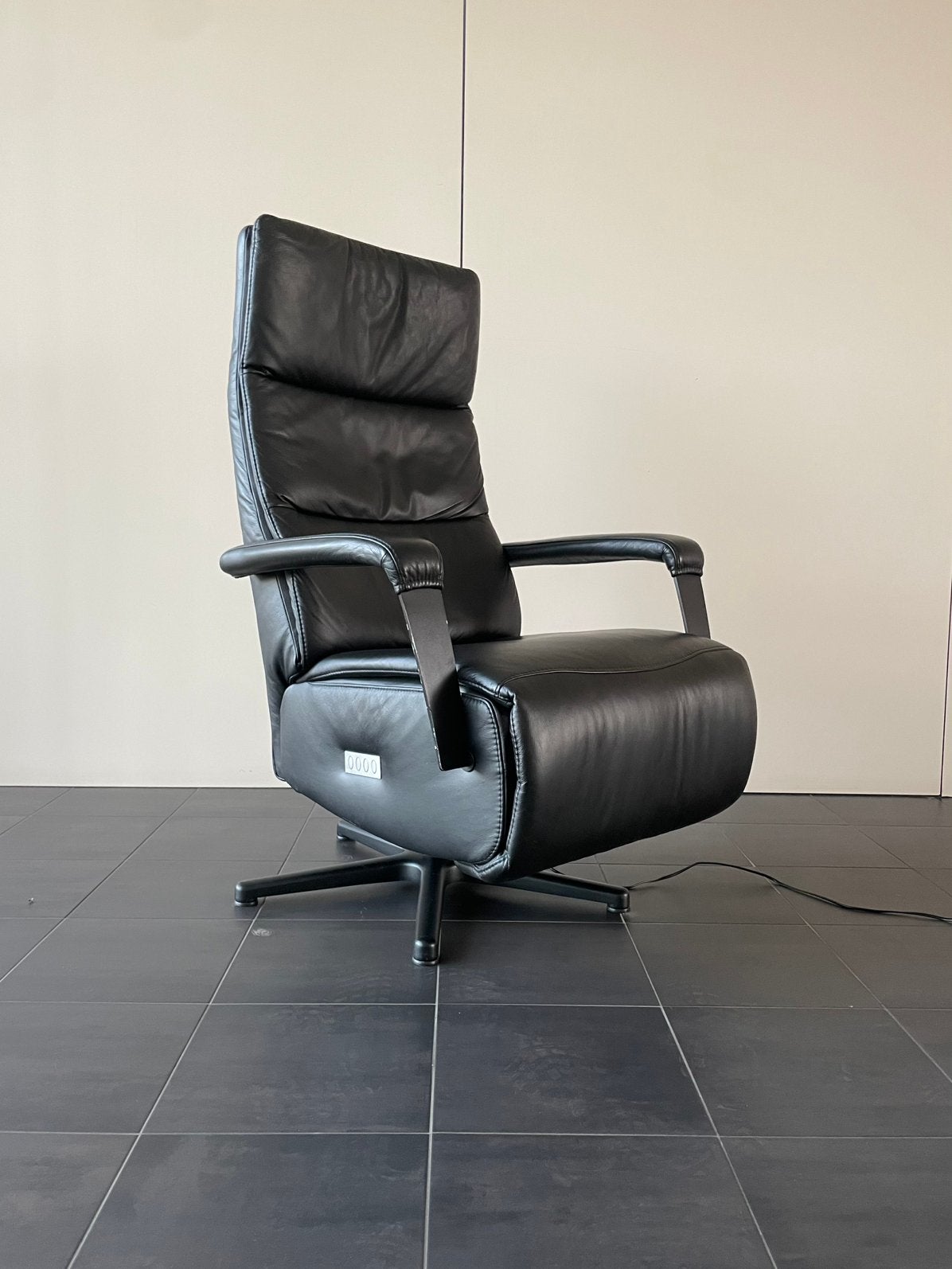 Zwarte elektrische relax fauteuil / sta op stoel, Minder dan 75 cm, Ophalen of Verzenden, 50 tot 75 cm, A