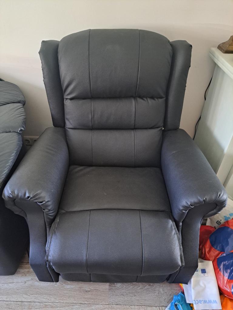 Zwarte relaxfauteuil met sta-op functie en afstandsbediening, Huis en Inrichting, Fauteuils, Ophalen, Kunststof, Modern, Comfort