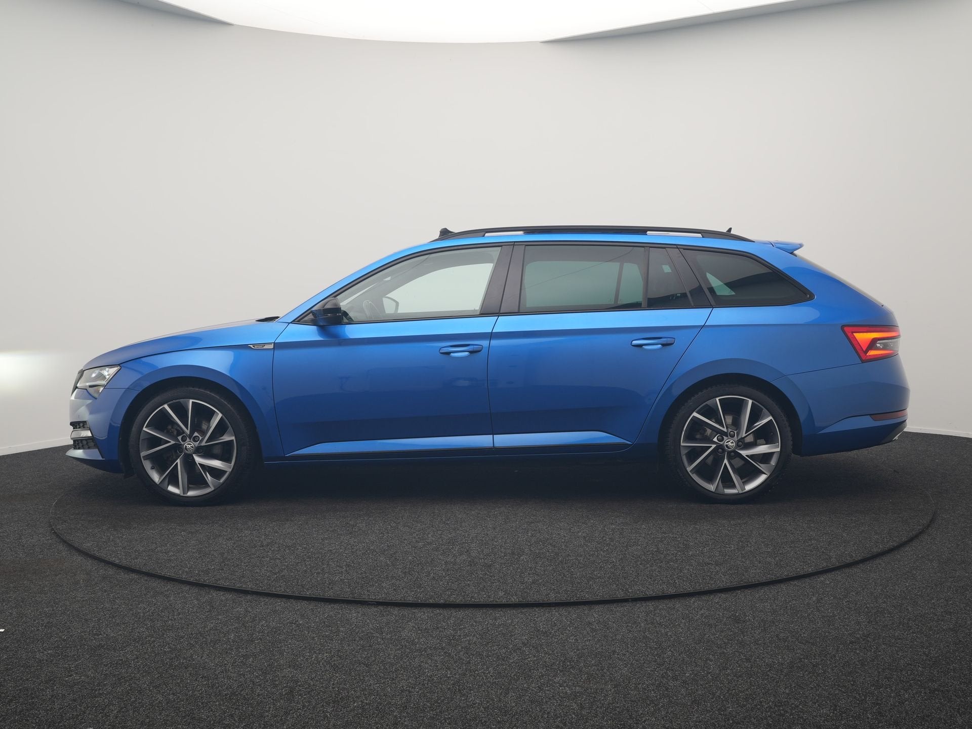 Skoda Superb Combi 1.4 TSI iV Sportline PHEV 218pk Dealer O., Auto's, Dealer onderhouden, Gebruikt, Zwart, 4 cilinders