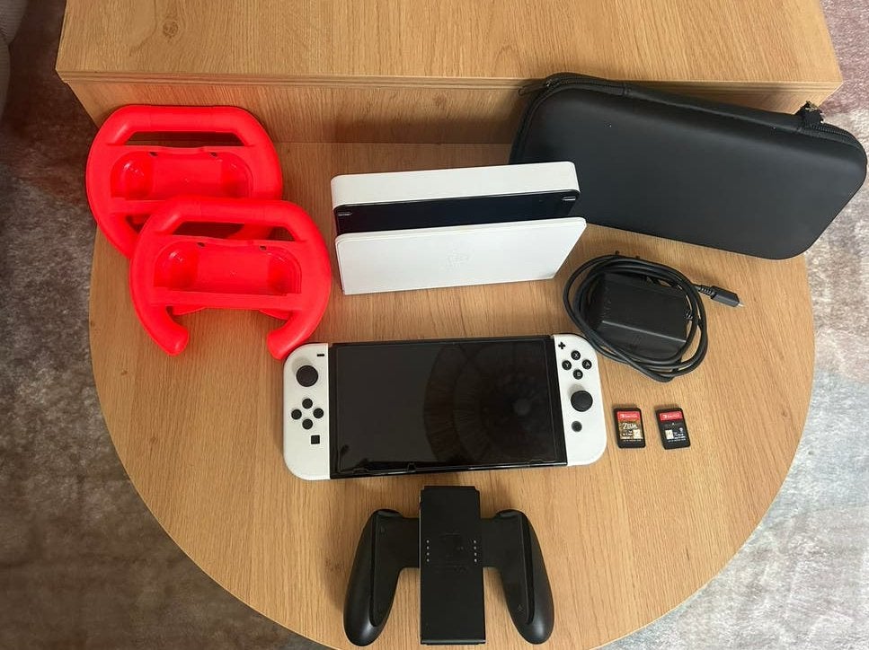 Nintendo Switch OLED wit inclusief spellen en accesoires, Spelcomputers en Games, Spelcomputers | Nintendo Switch, Switch OLED