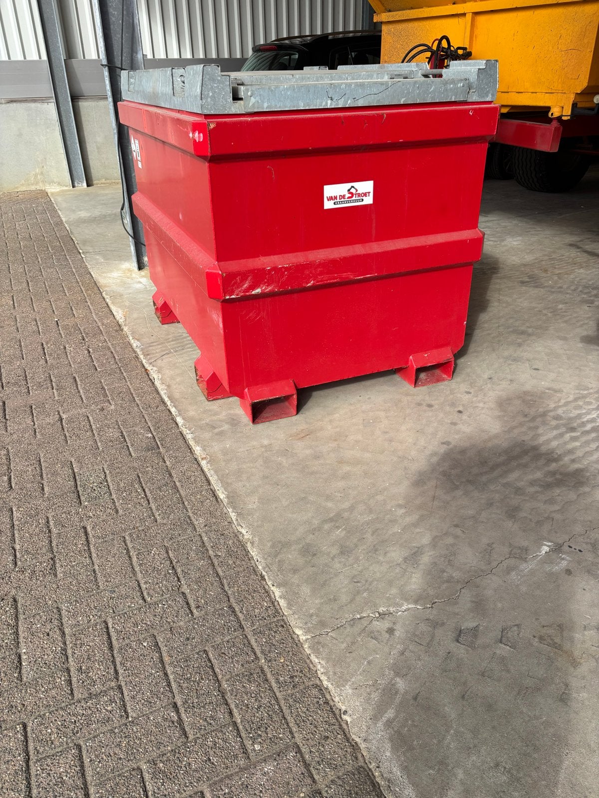 Rode Tolsma Dieseltank 950 met pomp en deksel, Ophalen