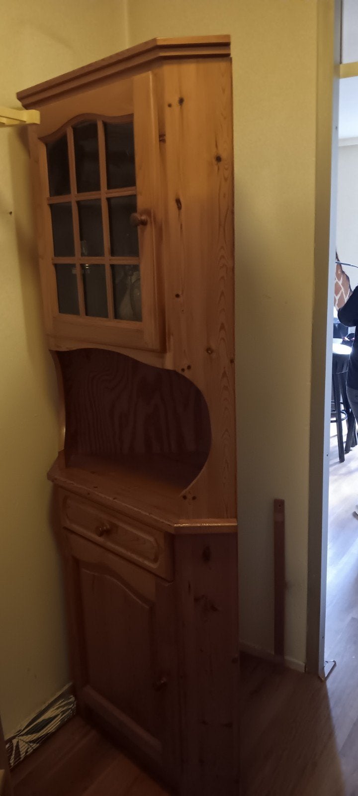 Nette hoek vitrine kast, Ophalen, Gebruikt, Met deur(en), 50 tot 100 cm