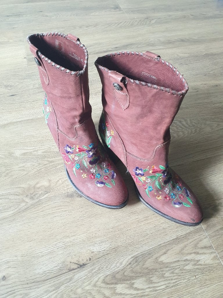 Mooie bruin leren dames laarsjes met bloemenmotief maat 40, Kleding | Dames, Ophalen, Bruin, Lage of Enkellaarzen, Zo goed als nieuw