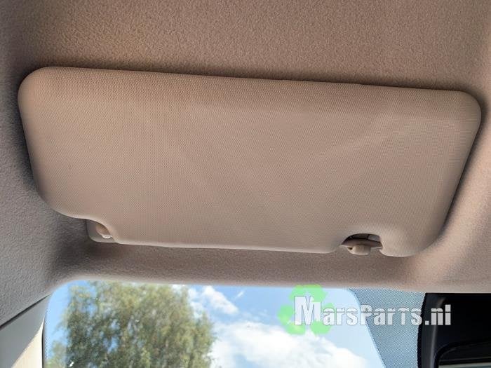 Zonneklep van een Mazda 2