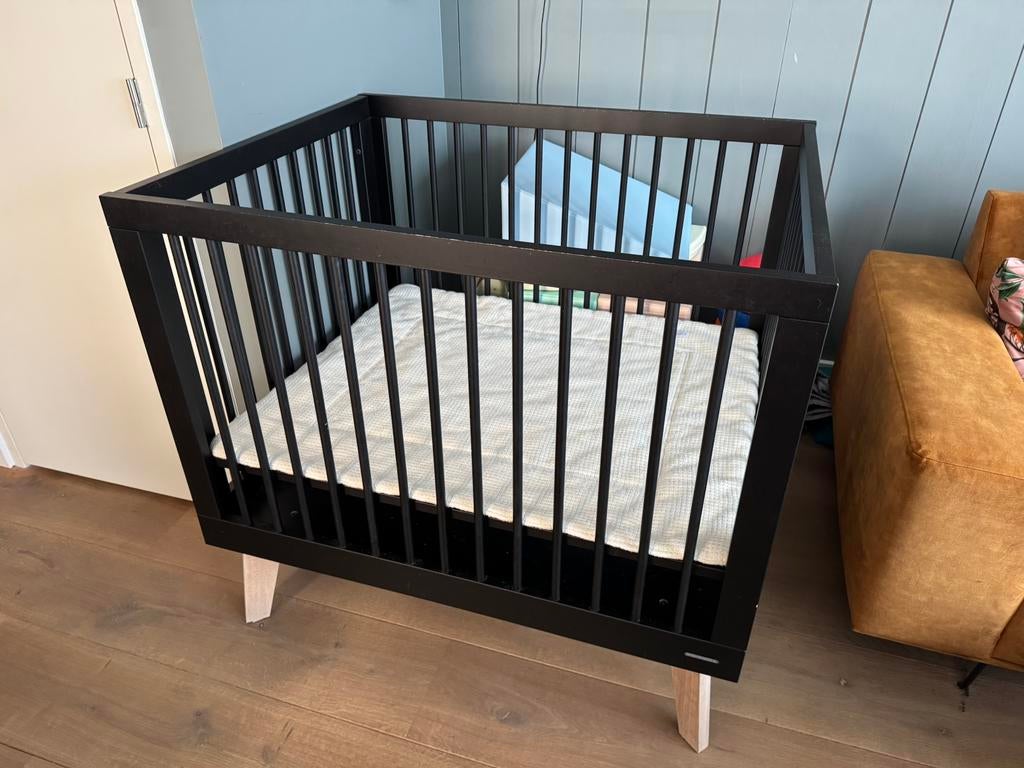 Kidsmill box sixties zwart met houten poot, Ophalen, Gebruikt, Rechthoekig, In hoogte verstelbaar