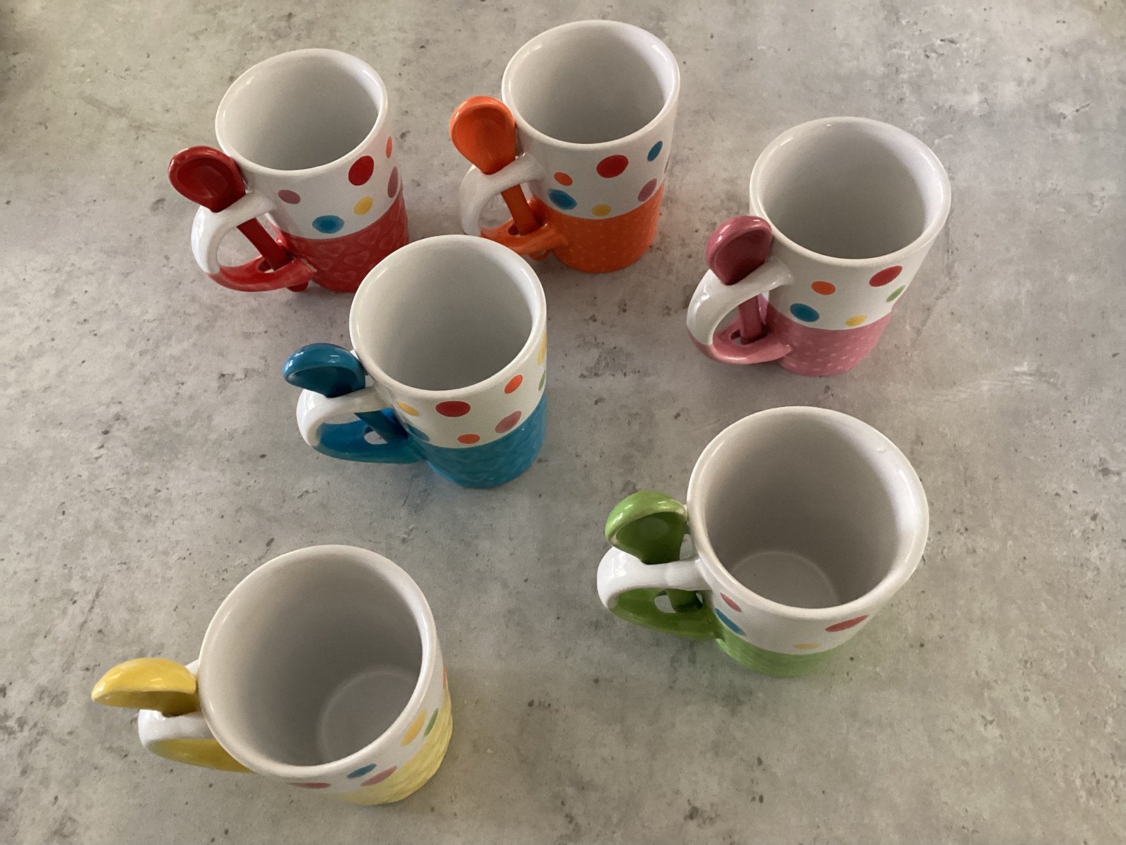 Kleurige kopjes met lepeltjes, Huis en Inrichting, Ophalen of Verzenden, Nieuw, Overige stijlen, Kop(pen) en/of Schotel(s)