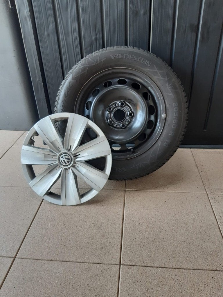 winterbanden op velg inclusief originele  VW wieldoppen, Ophalen of Verzenden, Zo goed als nieuw