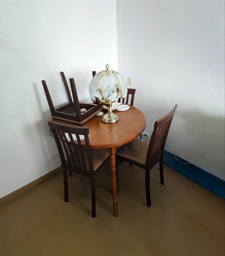 Ronde houten tafel met vier stoelem, Ophalen, Gebruikt, 100 tot 150 cm, Rond