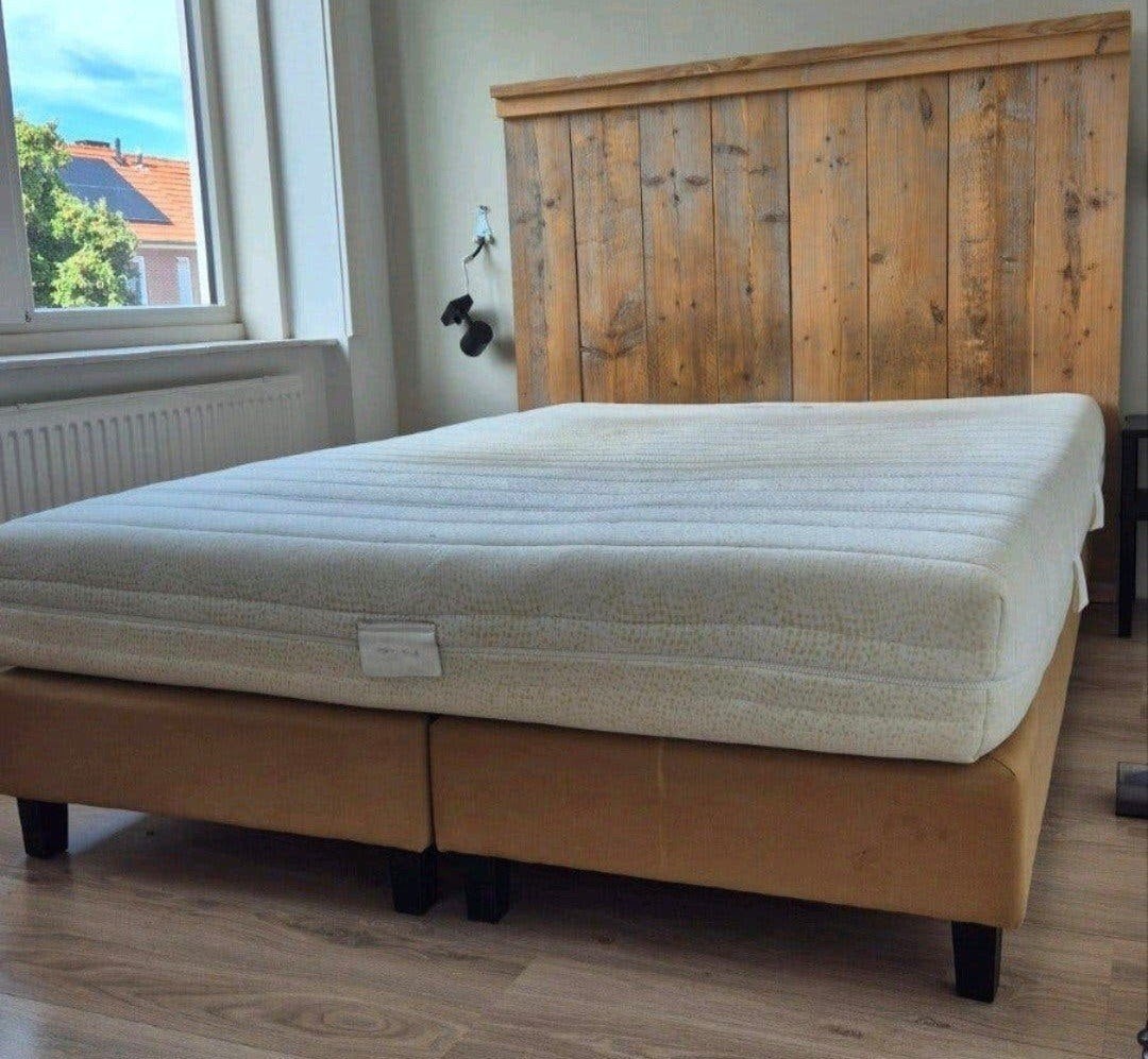 Tweepersoonsbed met houten hoofdbord en matras 140x200, Ophalen, Gebruikt, Beige, 140 cm