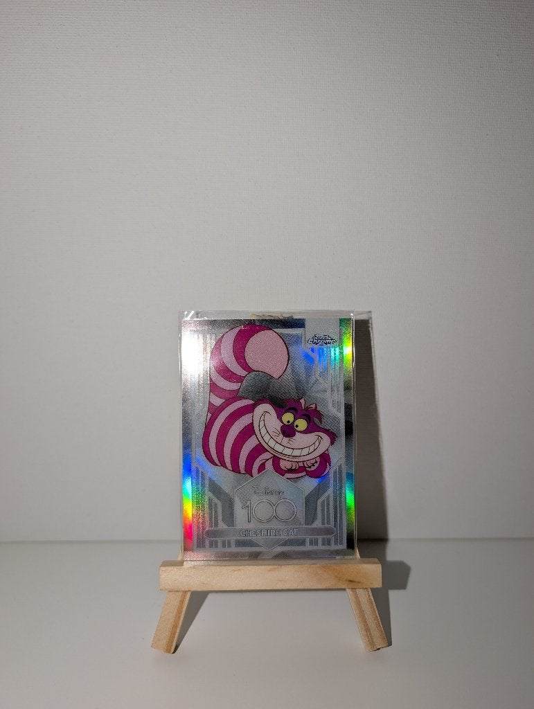 2023 topps chrome disney 100 cheshire cat refractor, Ophalen of Verzenden, Overige figuren, Zo goed als nieuw, Plaatje of Poster