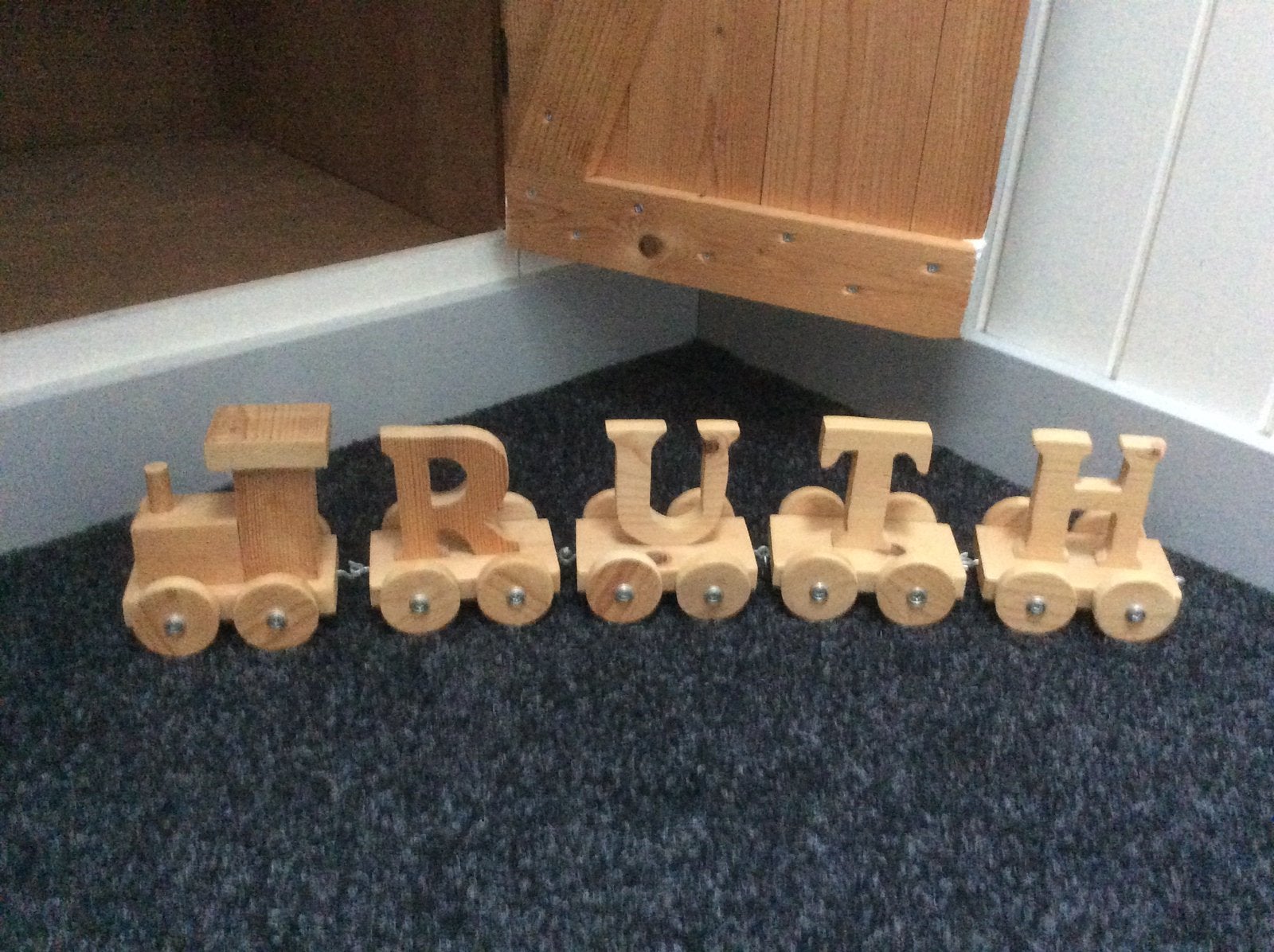 Naamtrein Ruth GROTE houten lettertrein, Kinderen en Baby's, Kinderkamer | Inrichting en Decoratie, Ophalen, Zo goed als nieuw