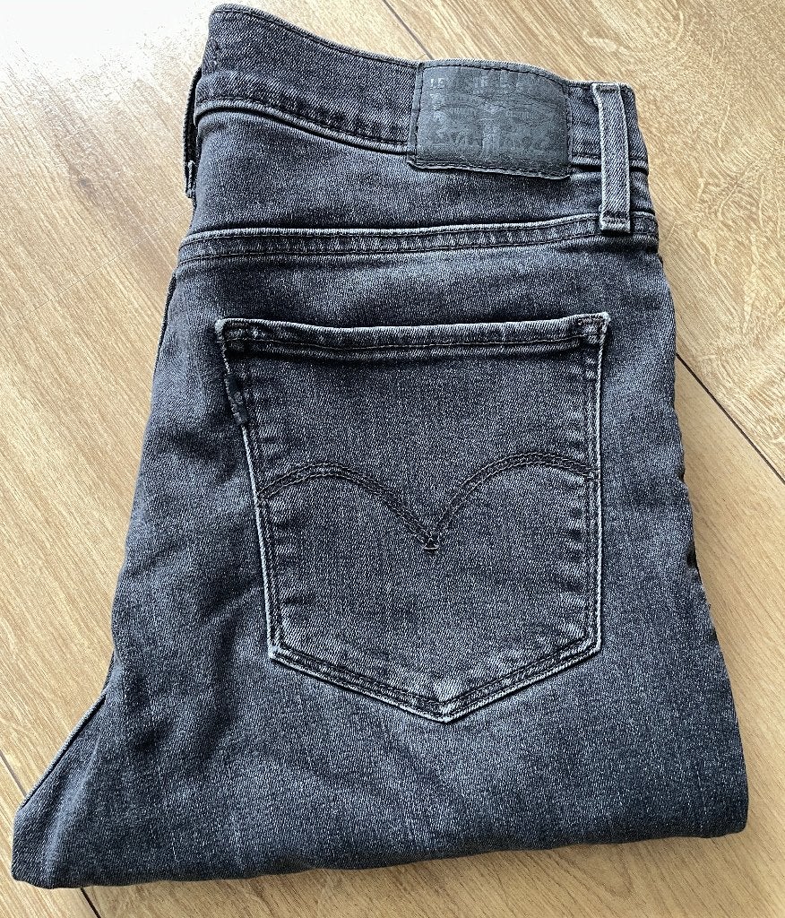 Als nieuw: Levi’s 311 shaping skinny maat 29/32 kleur zwart, Zwart, Ophalen of Verzenden, Zo goed als nieuw, W28 - W29 (confectie 36)