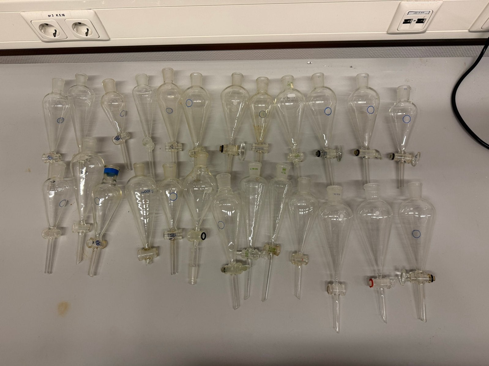 Laboratorium scheidtrechters, Ophalen