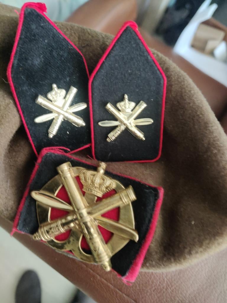 Baret met luchtdoel artillerie, Ophalen of Verzenden, Landmacht, Nederland, Embleem of Badge