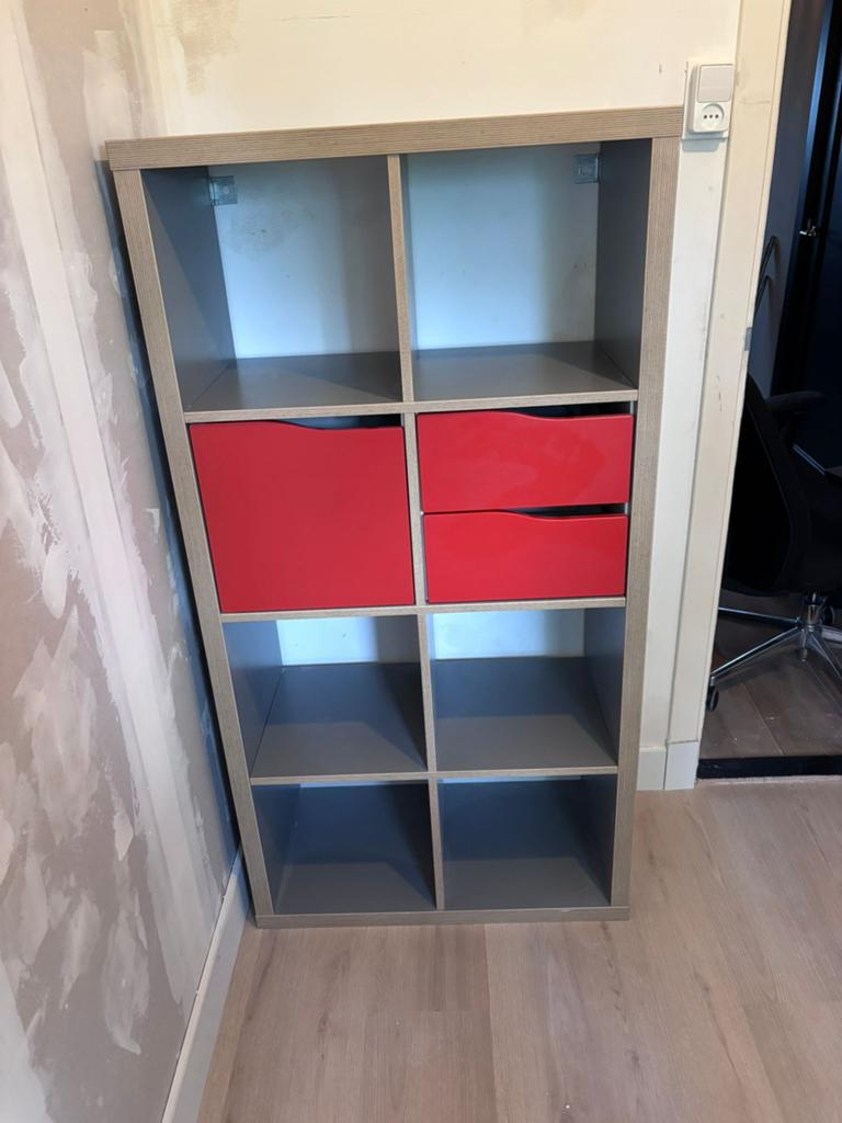 IKEA Kallax kast met 8 vakken en rode inzetstukken, Huis en Inrichting, Kasten | Boekenkasten, Ophalen, Gebruikt, 100 tot 150 cm