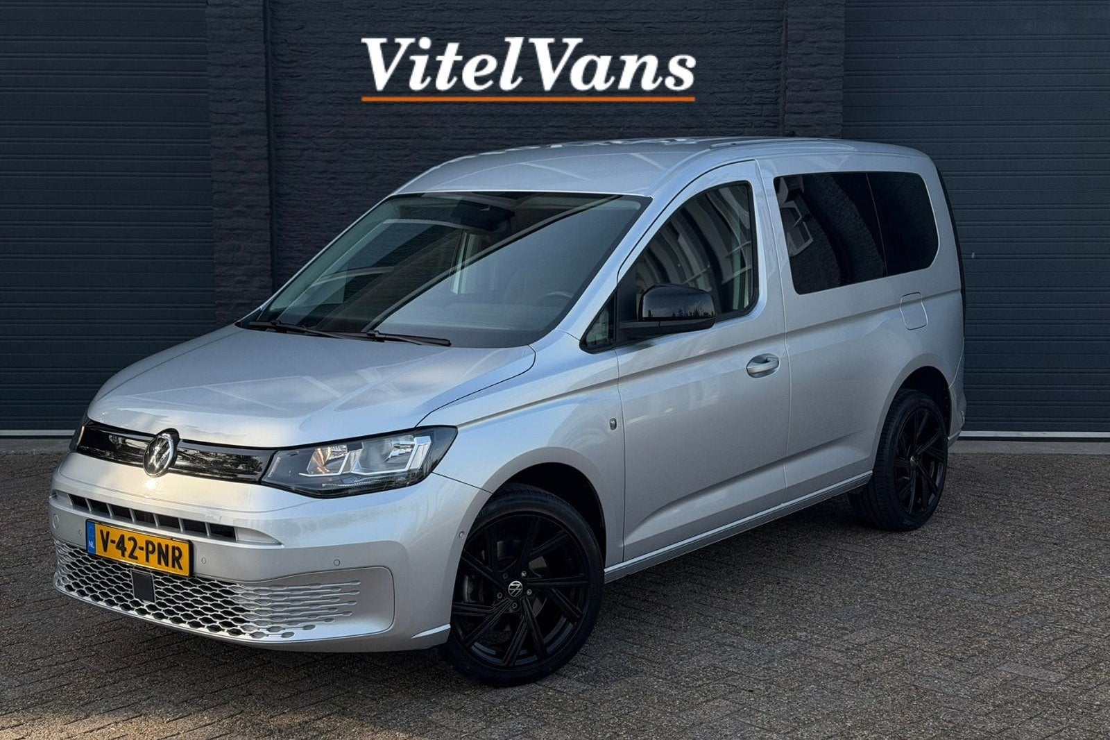Volkswagen Caddy Cargo 1.5 TSI DSG-7 | Ergo | Camera | Carpl, Zwart, 4 cilinders, Met garantie (alle), 116 pk
