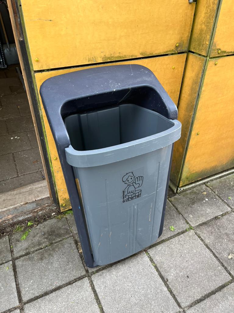 15 afvalbakken met wandbevestiging, Ophalen, Kunststof, Gebruikt, 40 liter of meer