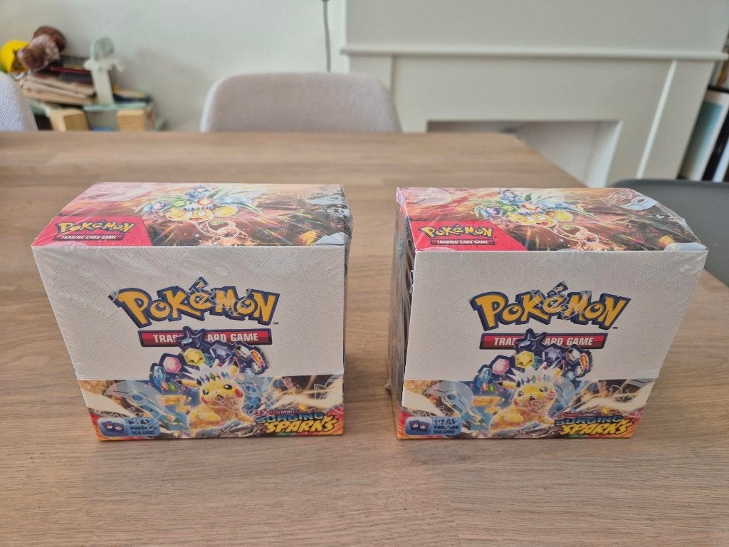 Surging Sparks booster box (2x beschikbaar), Hobby en Vrije tijd, Verzamelkaartspellen | Pokémon, Ophalen, Nieuw, Boosterbox