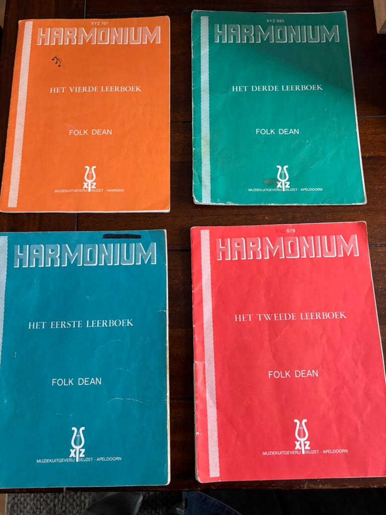 FOLK DEAN HARMONIUM LEERBOEK 1,2,3,4 ( zie foto’s), Gebruikt, Les of Cursus, Ophalen of Verzenden, Keyboard