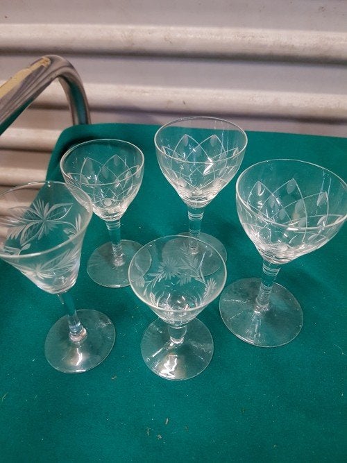 Borrelglazen op voet van bewerkt glas, 5 stuks, Ophalen of Verzenden, 'T Olde Gre-j, Info@toldegrej.nl, Endepoelstraat 20f Didam