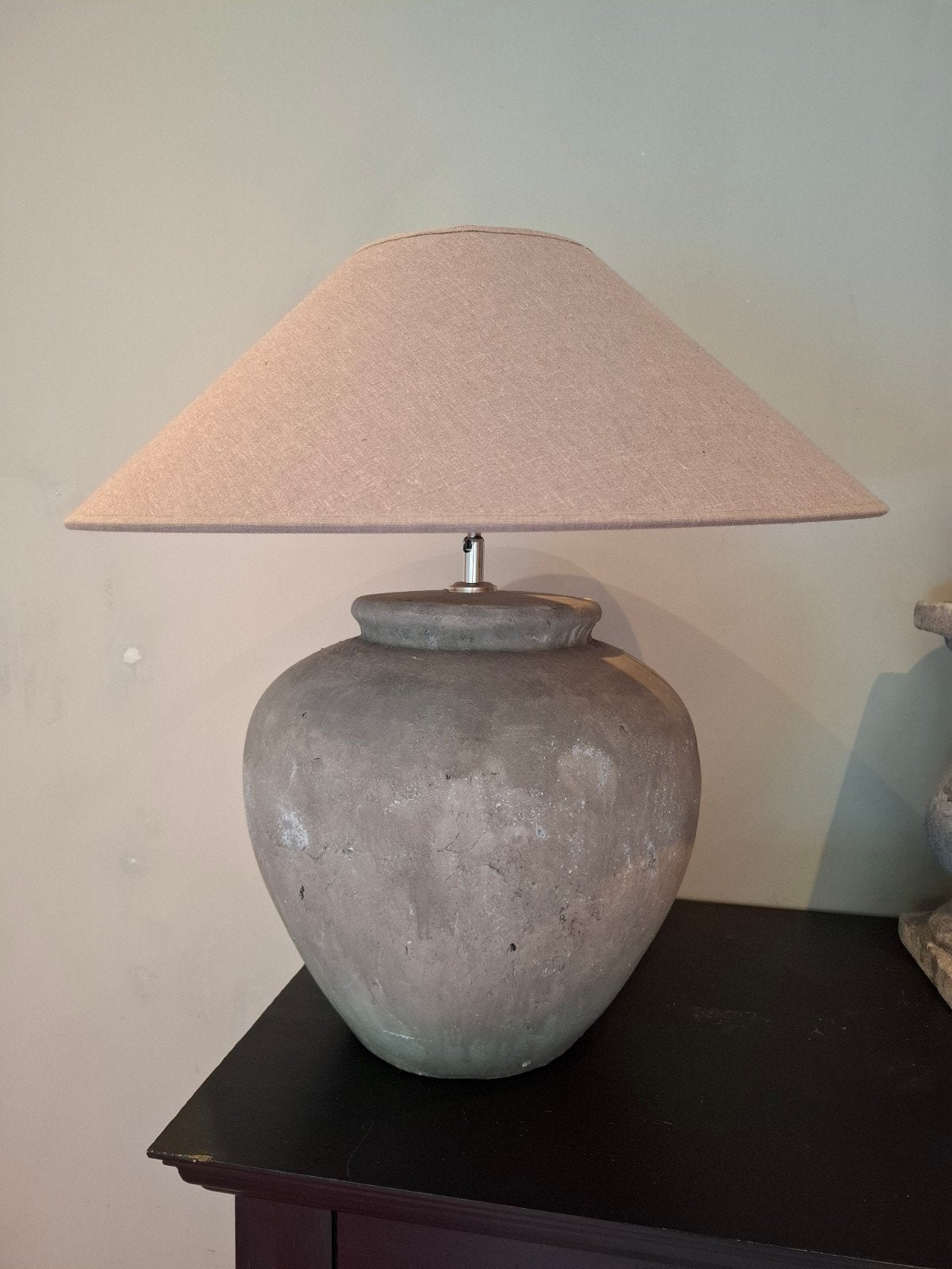 Prachtige kruiklamp met taupe kleurige kap, Huis en Inrichting, Lampen | Tafellampen, Ophalen, Gebruikt, 50 tot 75 cm, Landelijk, Robuust, Sfeervol