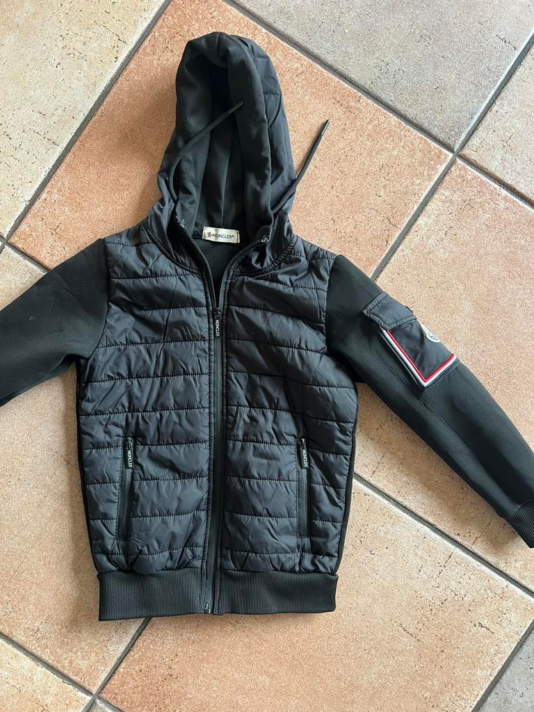 Moncler zwarte  jas gewatteerd, capuchon, lange mouwen 128, Kinderen en Baby's, Kinderkleding | Maat 128, Ophalen of Verzenden