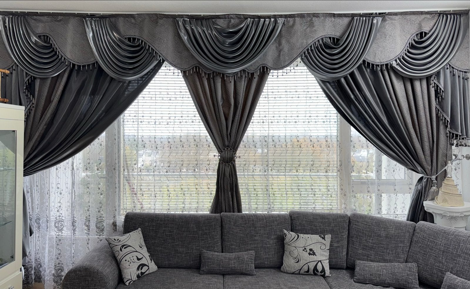 Luxe Gordijnen Set - Grijs met Glans en Kwasten, Plooiafwerking, Ophalen of Verzenden, Zo goed als nieuw, Gordijn
