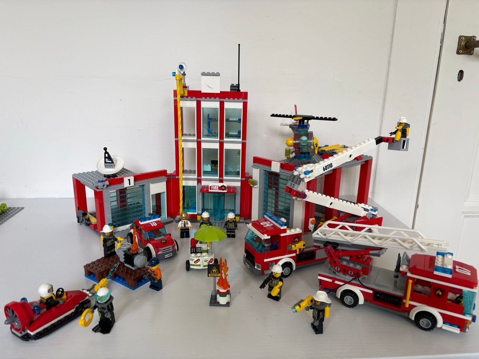 Lego City Brandweerkazerne + extra’s (60110, 60107, 60003), Ophalen of Verzenden, Zo goed als nieuw, Overige merken