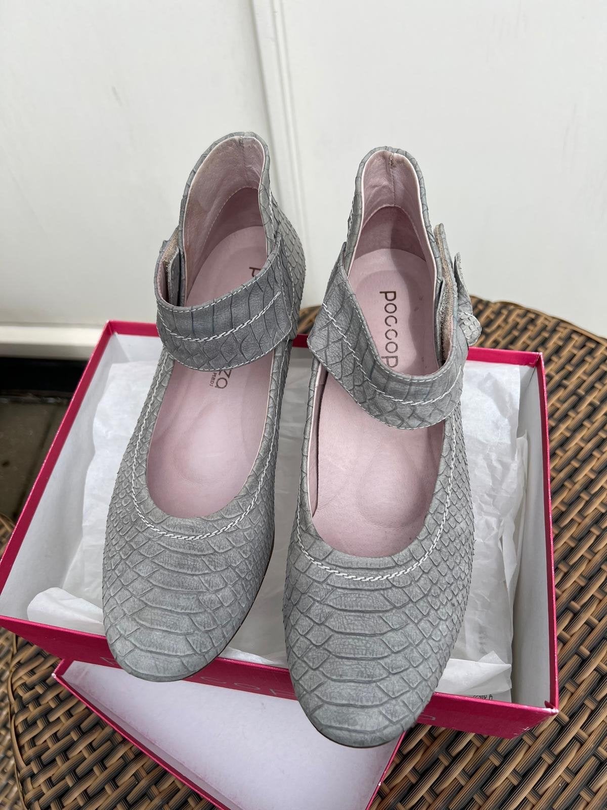 Pocapazza pumps grijs leer met subtiele print, Pumps, Ophalen of Verzenden, Zo goed als nieuw, Grijs