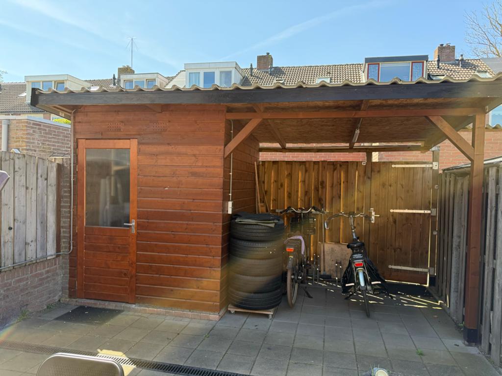 Houten fietsenberging met overkapping, Tuin en Terras, Tuinhuizen, Ophalen, Zo goed als nieuw, Hout, Schuur