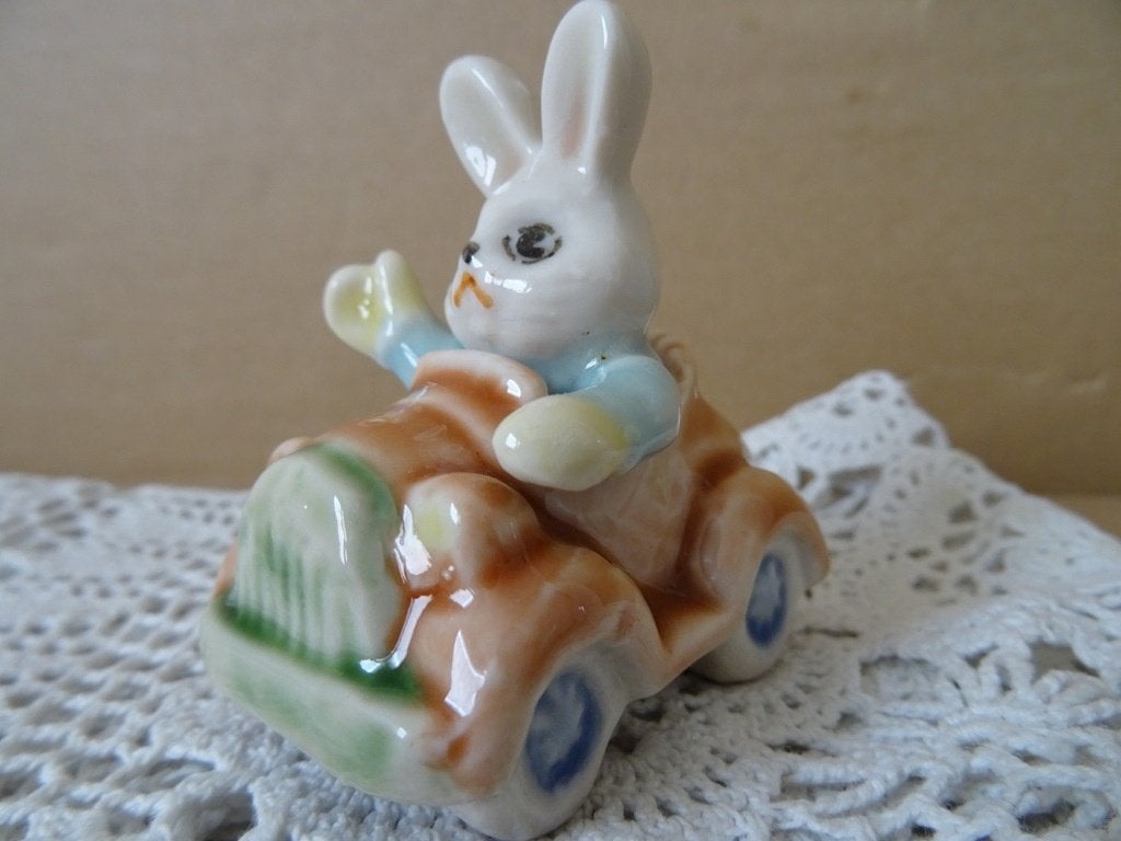 Curiosa miniatuur beeldje konijn of haas in auto Goebel ?, Ophalen of Verzenden