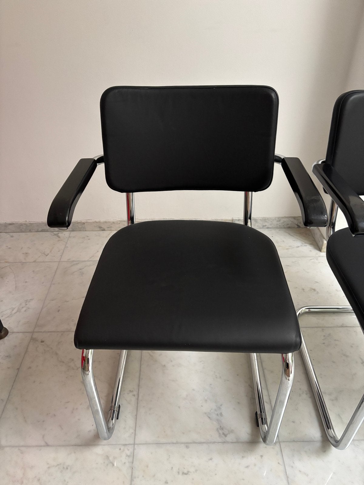 2 Thonet S34 stoelen - Zwart leer, opnieuw bekleed, Ophalen