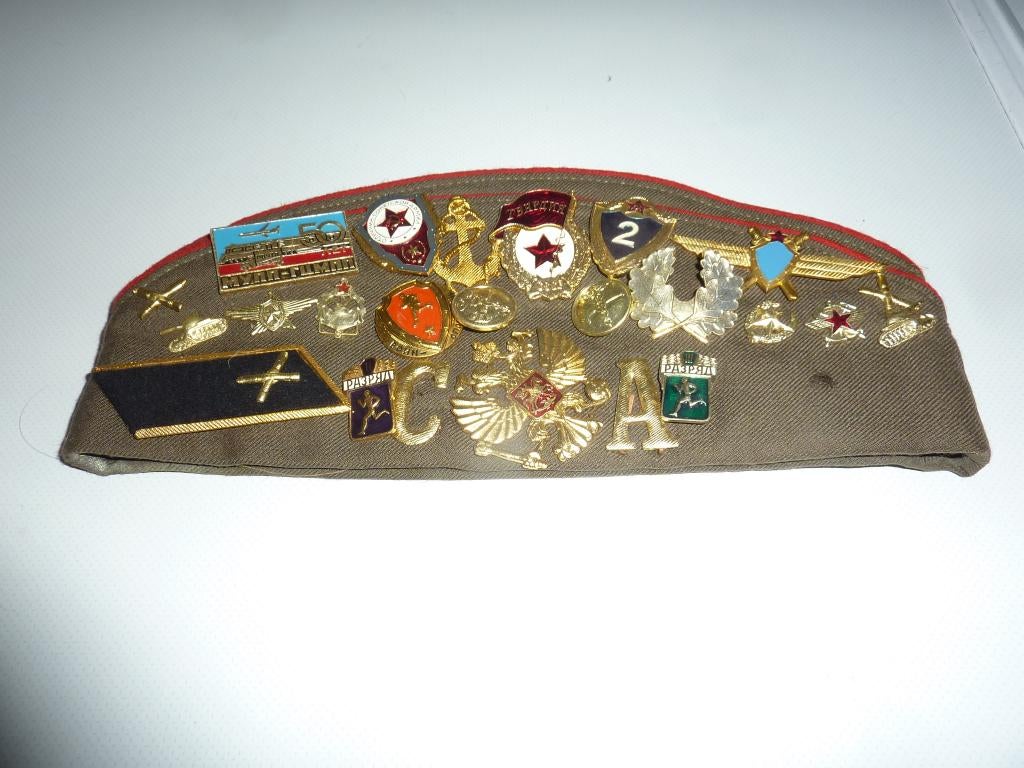 Baret met militaire speldjes/stekers uit de Sovjet-Unie., Ophalen of Verzenden, Overige soorten, Overige gebieden, Overige typen