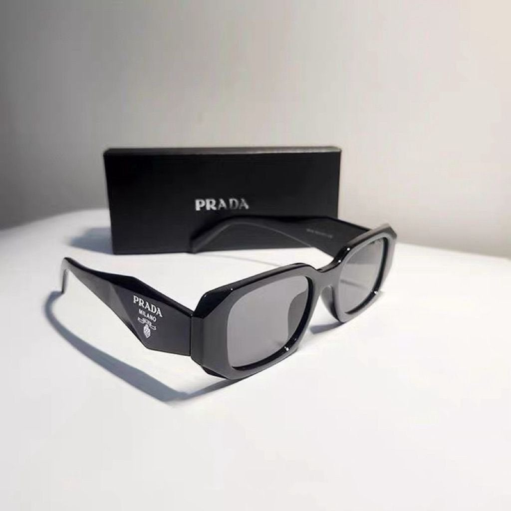Prada Bril - Stijlvolle Zwarte Montuur, Sieraden, Tassen en Uiterlijk, Zonnebrillen en Brillen | Dames, Zonnebril, Prada, Zwart