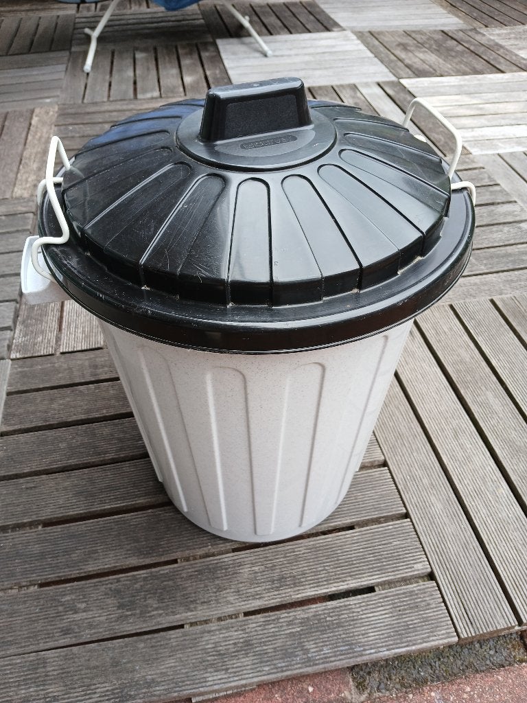 Te koop (voer)container voorzien van deksel en 2 klemmen., 20 tot 30 liter, Ophalen, Gebruikt, Kunststof