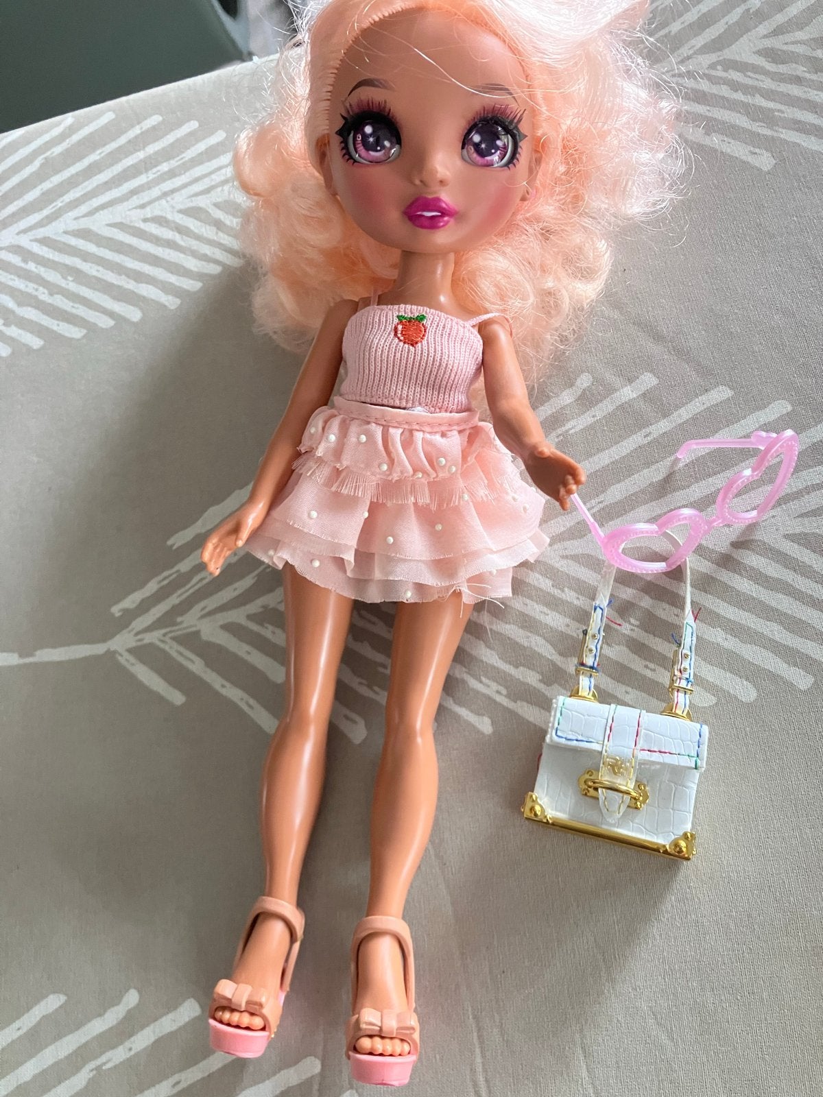 Rainbow High pop met accessoires - Zo goed als nieuw, Kinderen en Baby's, Speelgoed | Poppen, Ophalen of Verzenden, Zo goed als nieuw