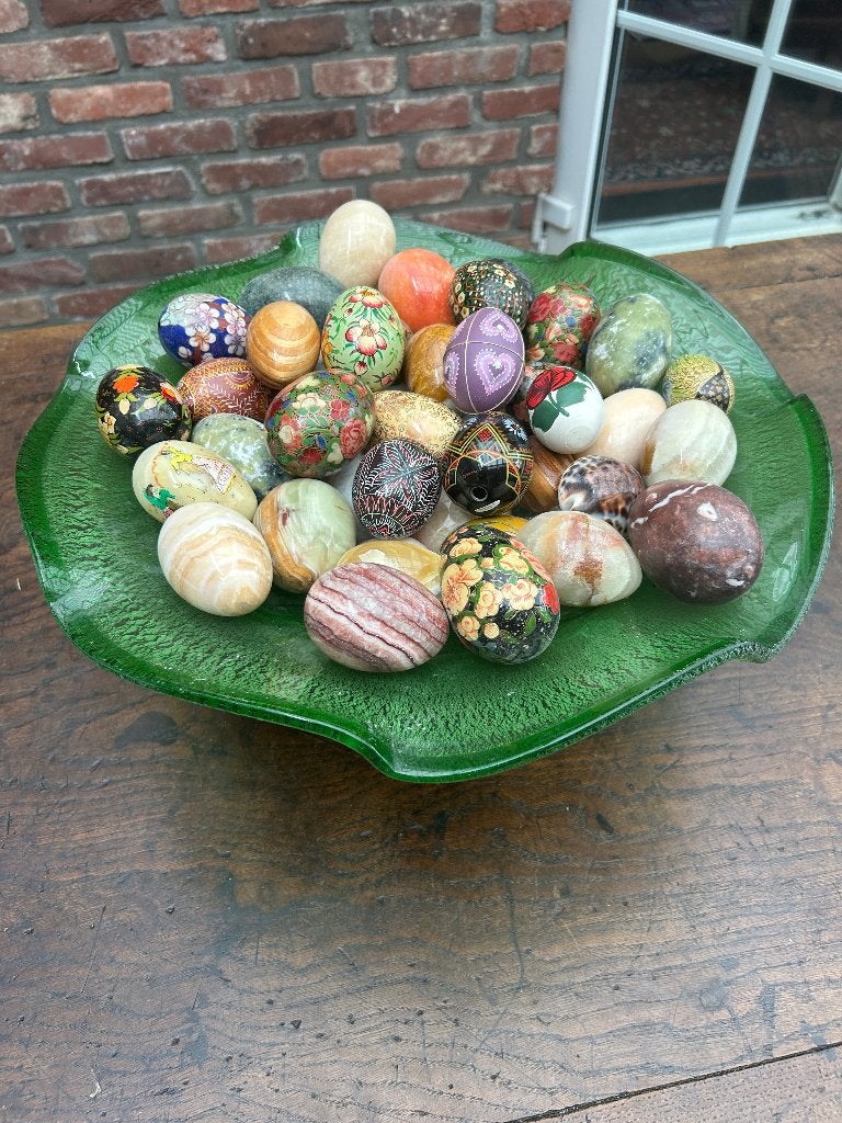 Schaal  44 decoratieve eieren (natuursteen, hout, cloisonné), Ophalen of Verzenden