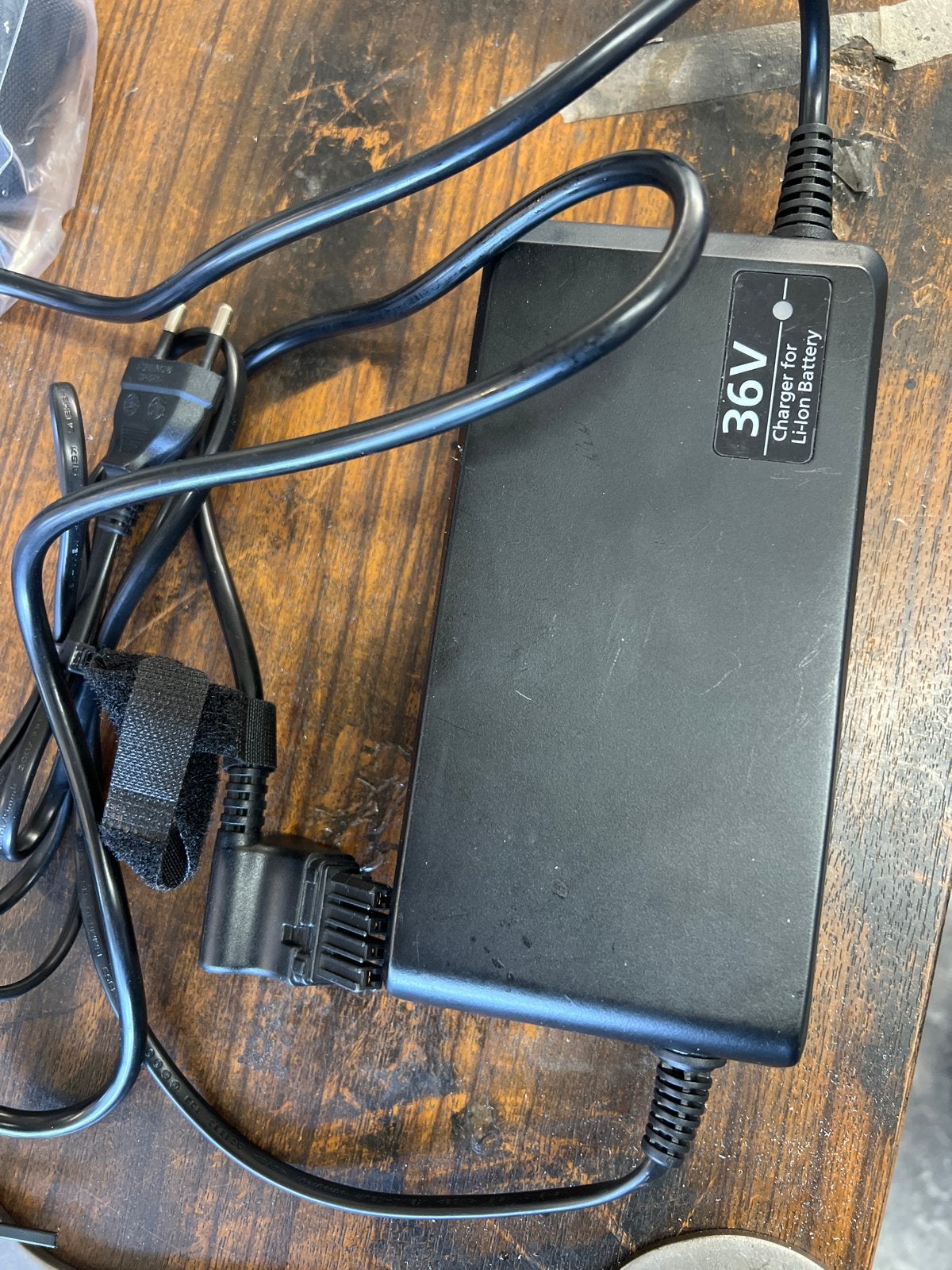 Gazelle NKJ071M 36V Li-ion Acculader, Fietsen en Brommers, Gebruikt