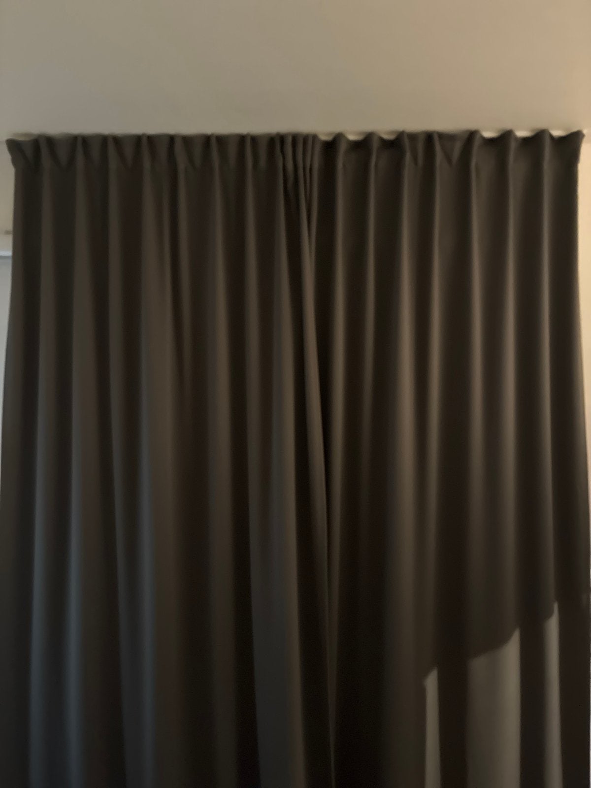 2x IKEA MAJGULL verduisterende gordijnen 145x300 cm zwart, Ophalen, Verduisterend, Zwart, Zo goed als nieuw