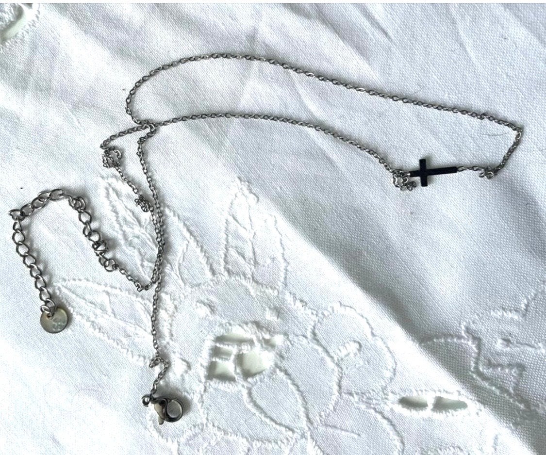 Zilveren ketting met zwart kruisje, Ophalen of Verzenden, Gebruikt, Zilver, Met hanger
